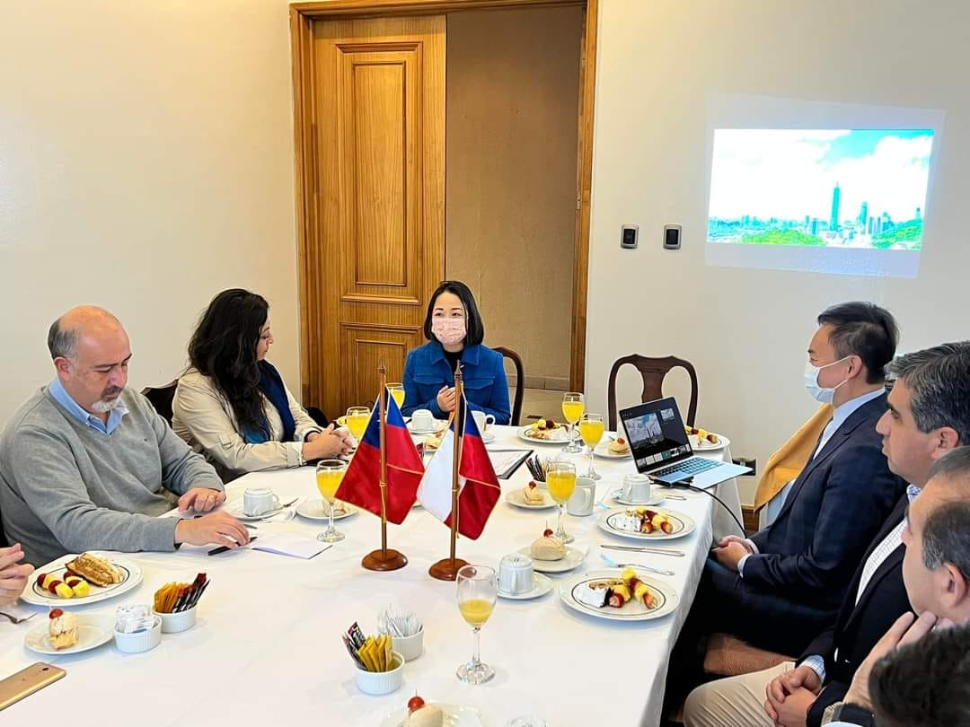 與高等教育機構進行台智教育交流早餐會