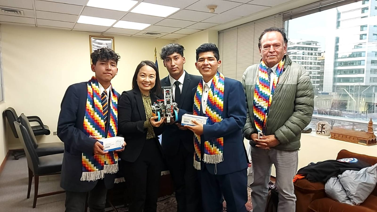 劉代表與師生合影