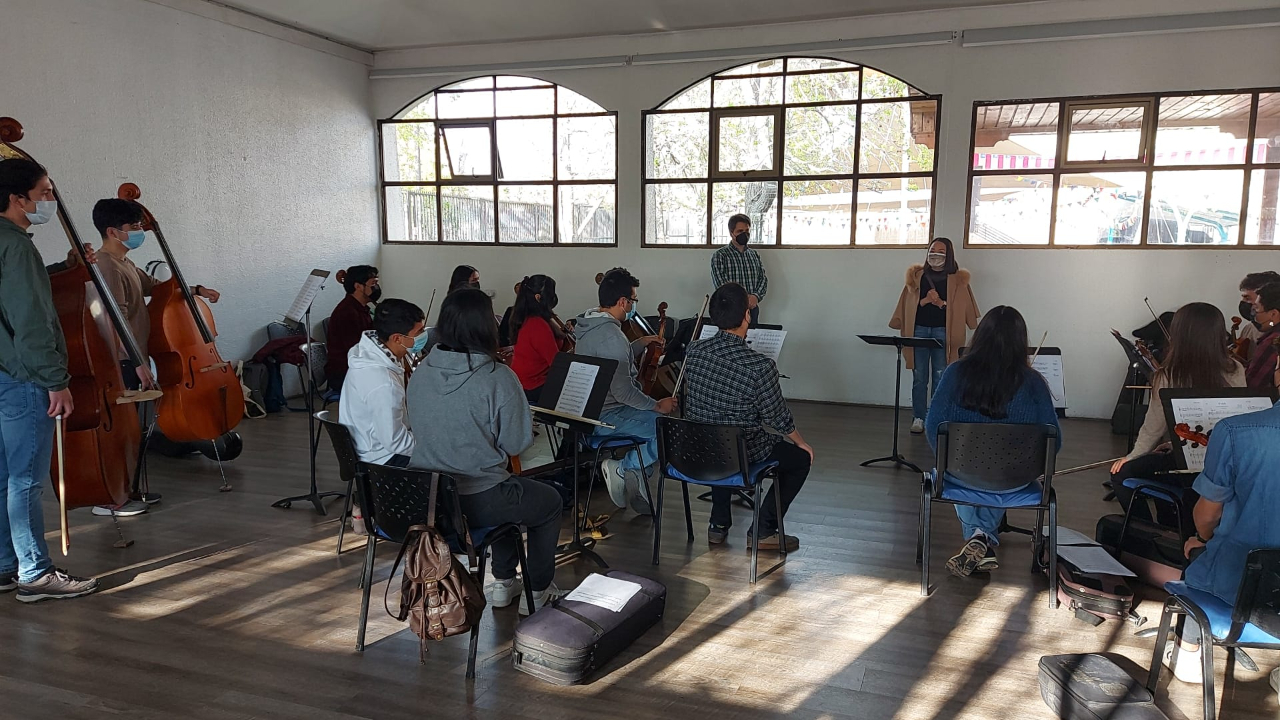 劉代表觀看LaPintana市政府青年管弦樂團表演