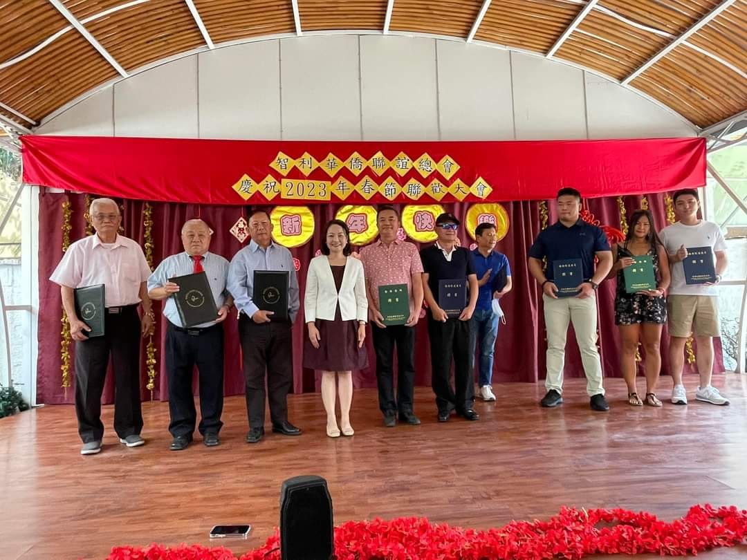 劉代表頒發僑務榮譽職人員聘書