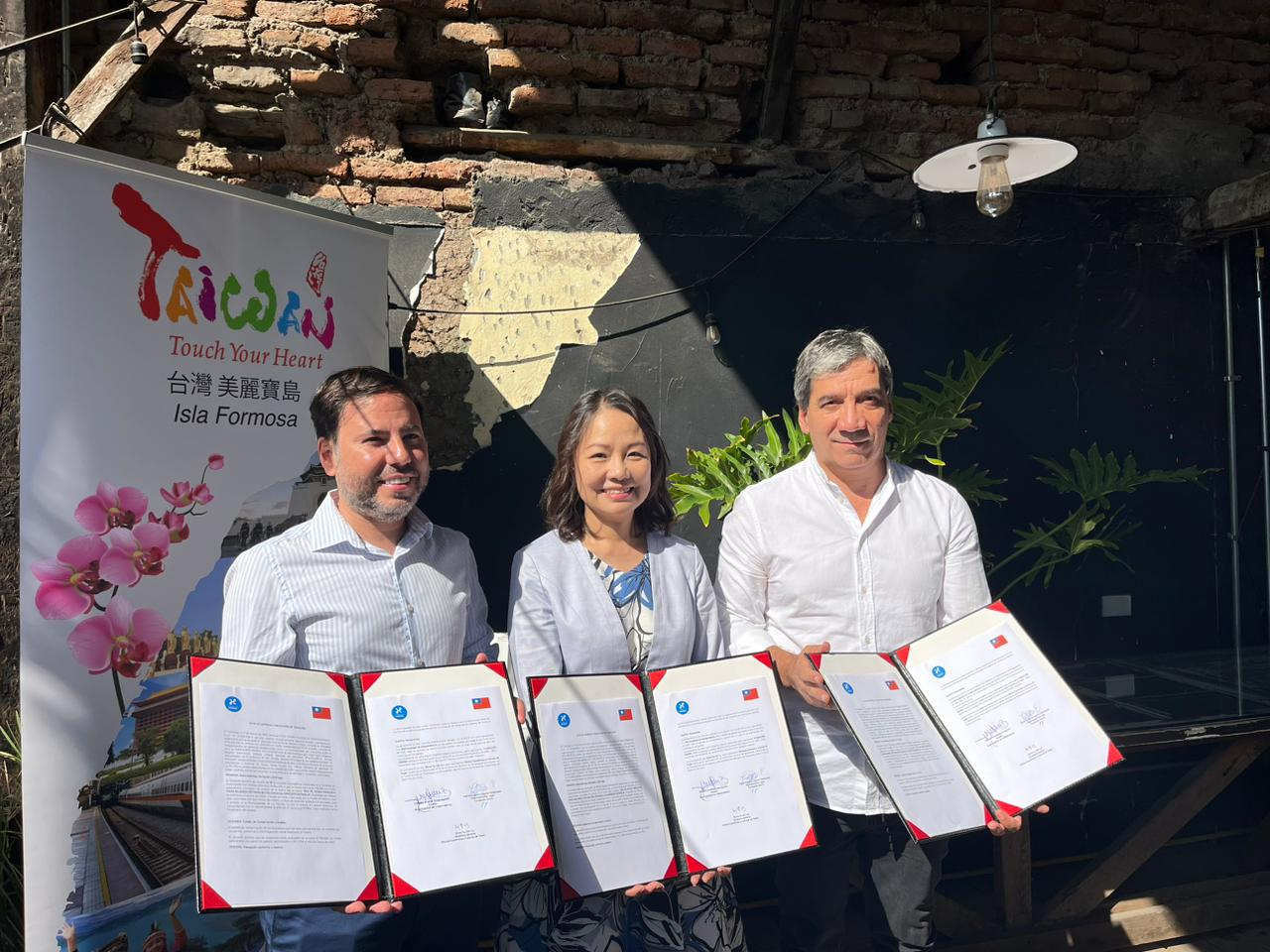 劉代表聿綺(中)與獨立市市長Gonzálo Durán(右)及Honra基金會創辦人Tomás Honorato簽署合作備忘錄後合影。