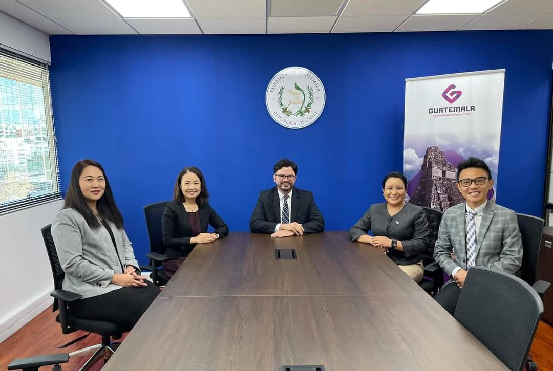 駐處與瓜地馬拉駐智利大使館就兩國在智利拓銷策略交換意見