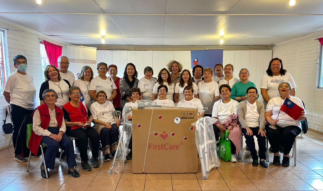 駐處捐贈Gracais a la vida老人照護中心輪椅、助行器與手杖等物品