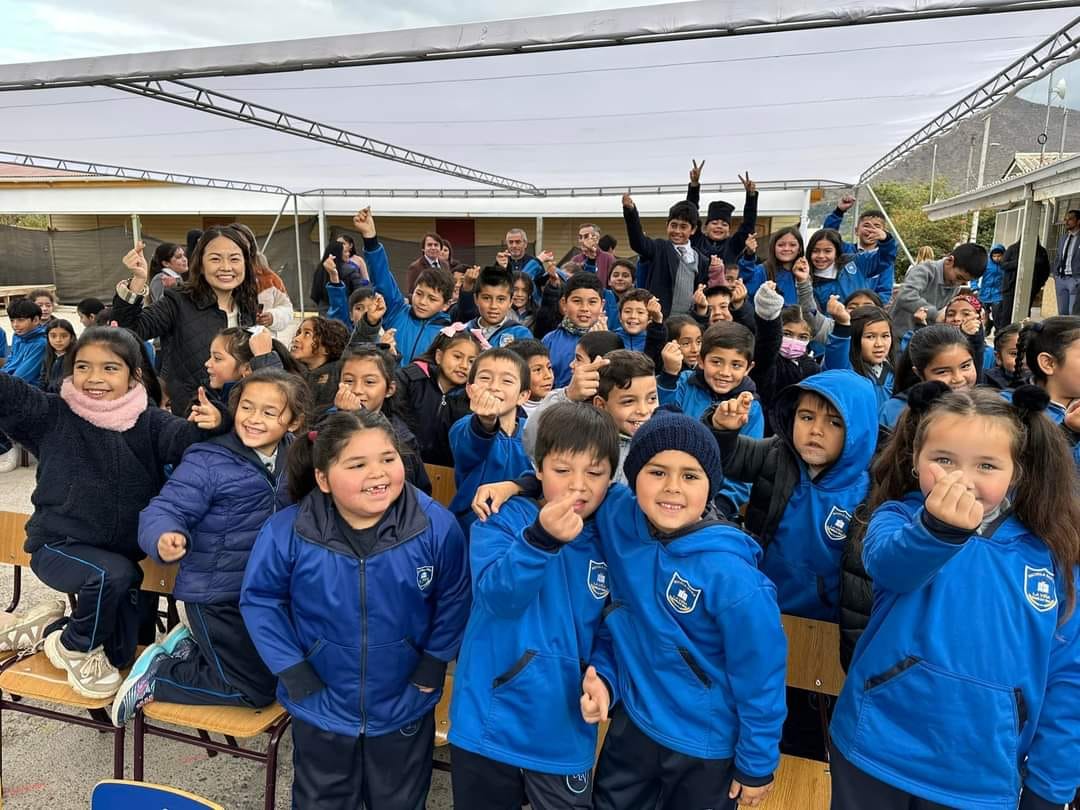 學童開心與劉代表合影