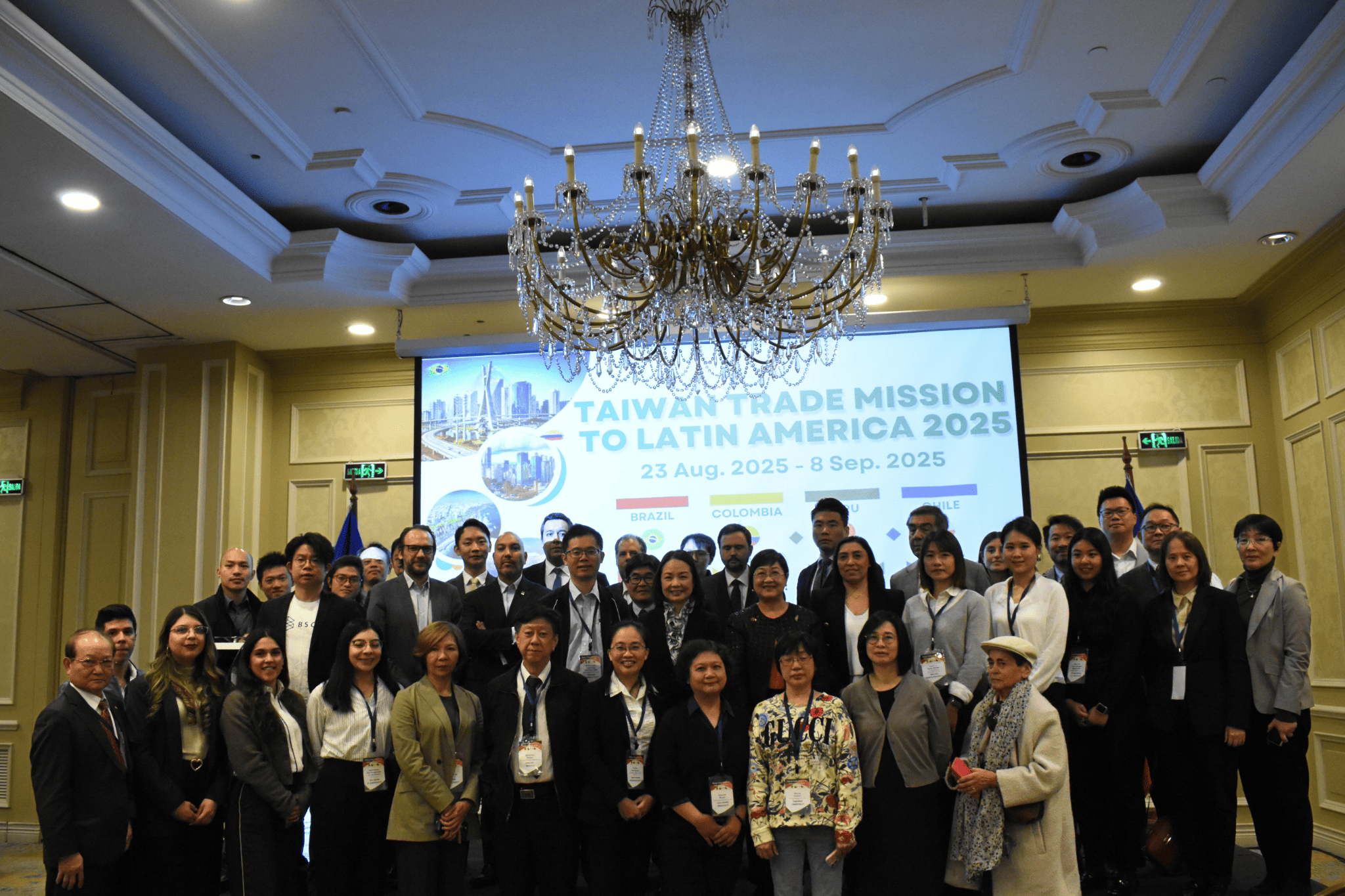 駐智利代表處劉代表聿綺與在場台灣及智利企業、智利經濟部、智利全國工業總會及聖地牙哥市商會等重要官方及公協會代表合影。