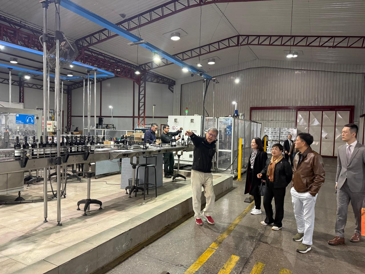 徐委員長佳青訪視僑商合作企業葡萄酒生產情形