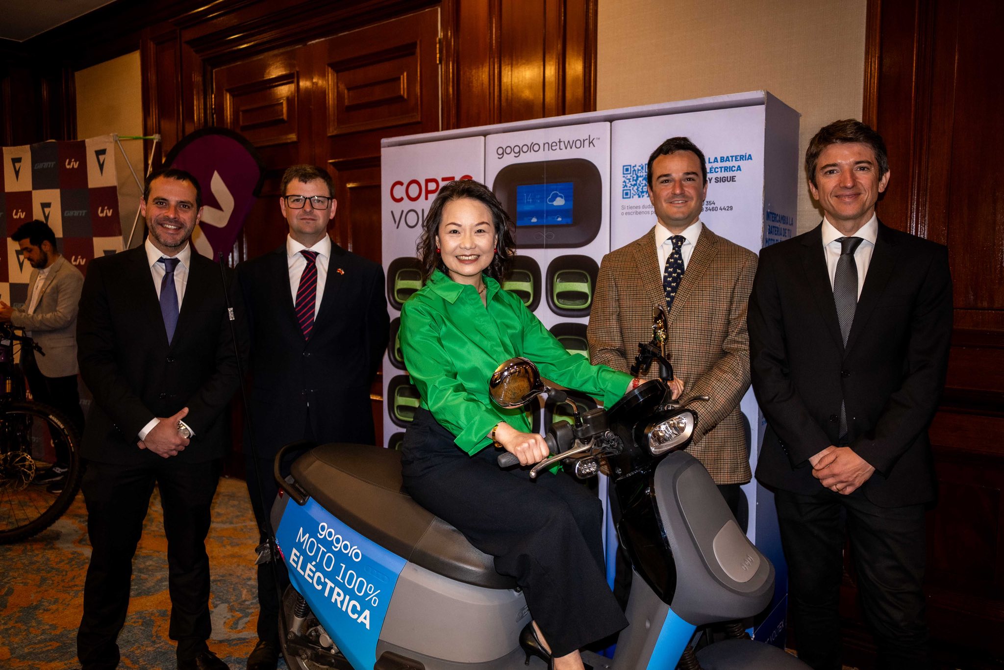 劉代表與Gogoro廠商代表合影