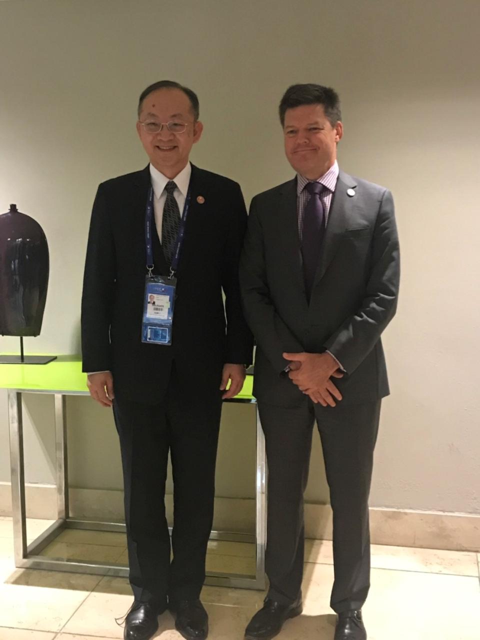 Sr. Loong-Jin Chen, director general del Departamento de las Organizaciones Internacionales del Ministerio Exterior de Taiwan se reunio con  Sr. Mathias Franke,  SOM Chiar de APEC Chile en conferencia de SOM1. 