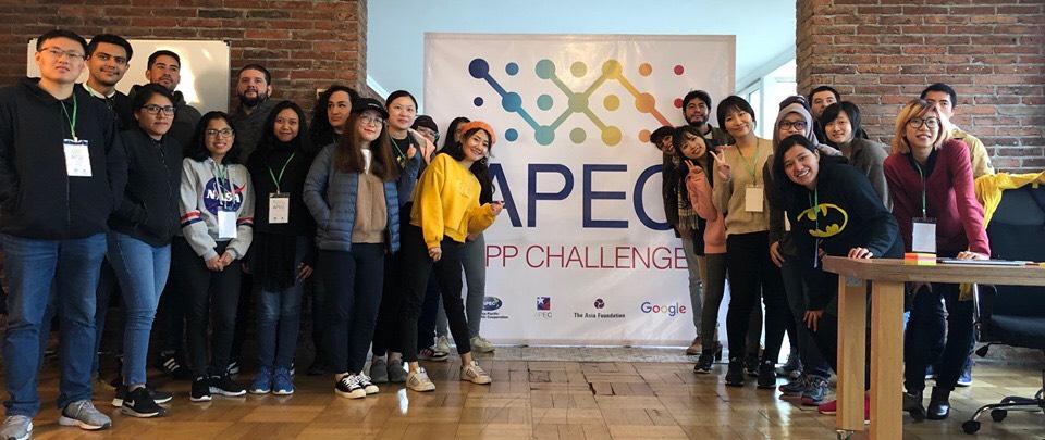 APEC APP Challenge tuvo lugar durante los dias 15 y 16 de mayo en Viña del Mar, Chile, y las dos jovenes provenientes de Taiwan, Srta. Cheng Hui-Ru y Hsu Ting-Hsuan estuvieron presente en este consurso, y tomaron fotos juntos con los de otras economias de APEC.
