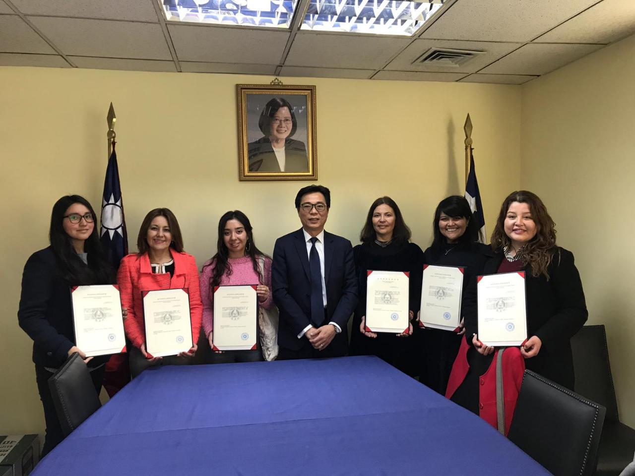 Sr. Diego Wen, representante de la Oficina Economica y Cultural de Taipei en Chile, en representacion del gobierno otorgó los certificados de becas a 7 becarios elegidos para el programa de Beca de Taiwan 2019, deseandoles mucho éxito y buena estadía en Taiwan.