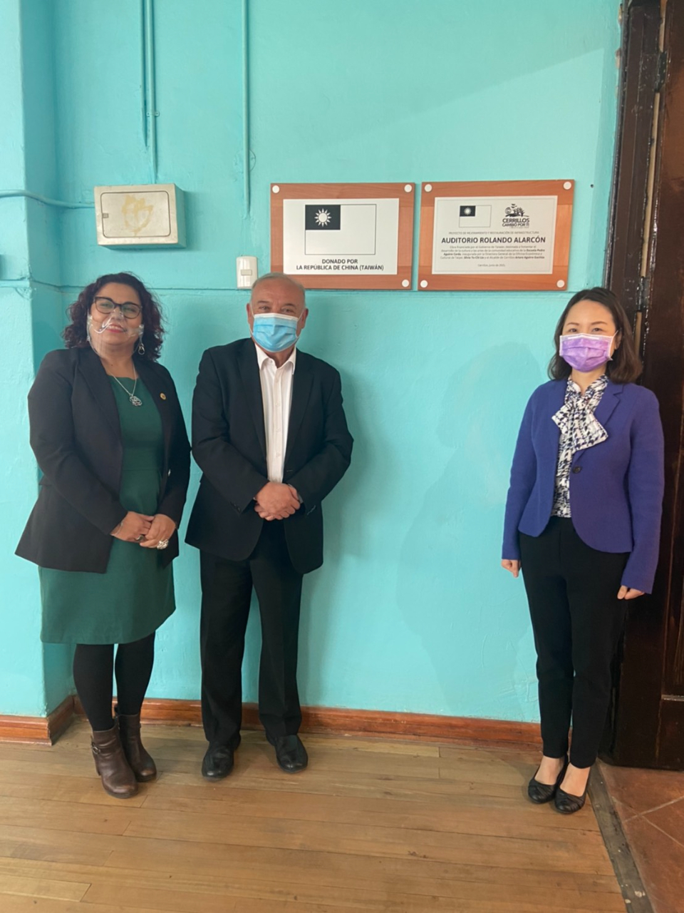 Silvia Liu, directora general de la Oficina representativa de Taiwan en Chile, estuvo invitada el dia 16 de junio al evento de la inauguración de la Sala Auditorio Rolando Alarcón junto con el Alcalde Arturo Aguirre y la rectora Evelyn Sepúlveda Cerda.   