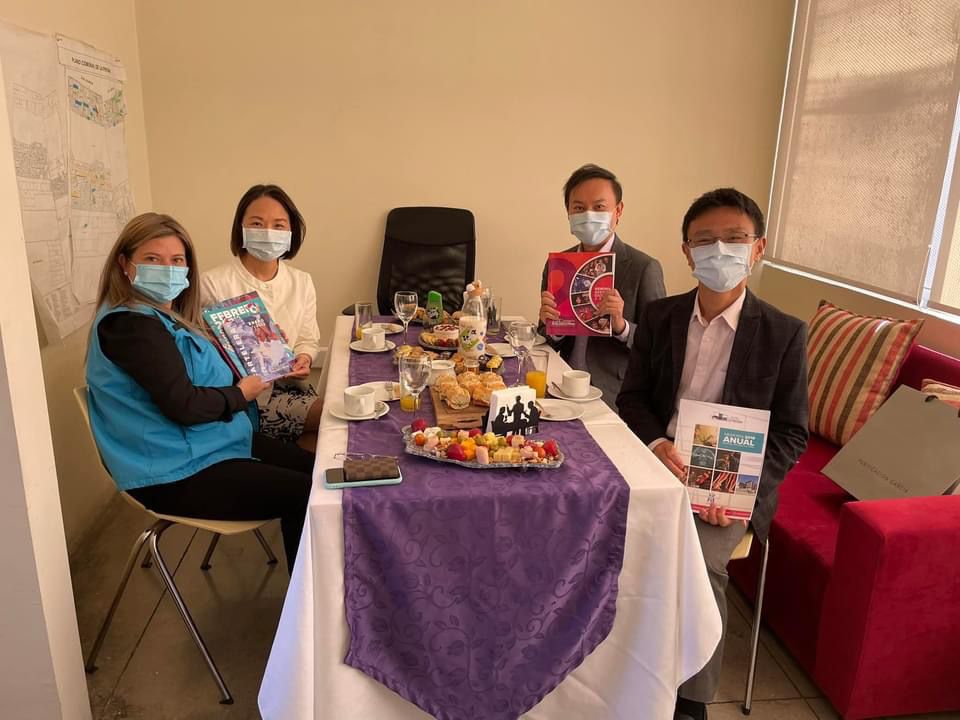 DG Liu con Directora Ejecutiva Sra. Verónica Tapia