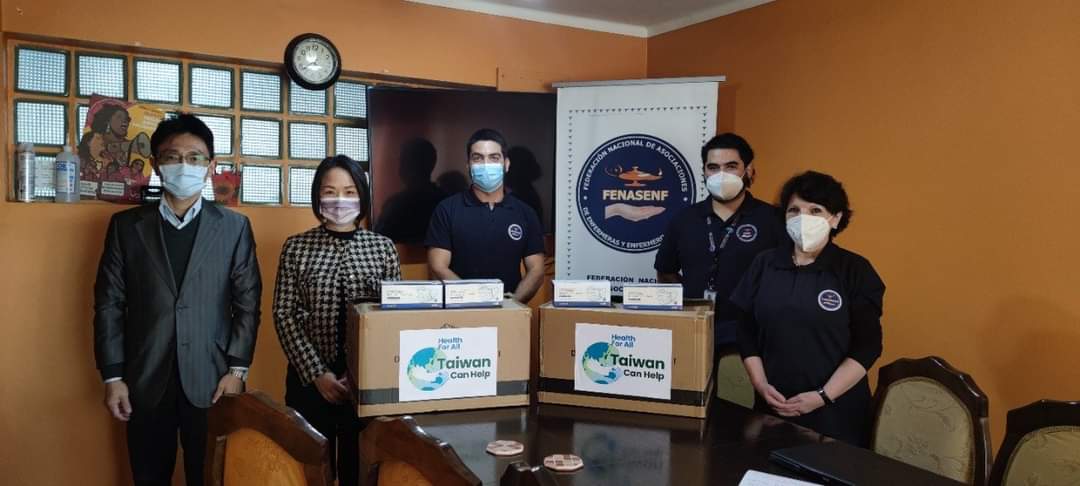 Directora General Liu en donación de mascarillas