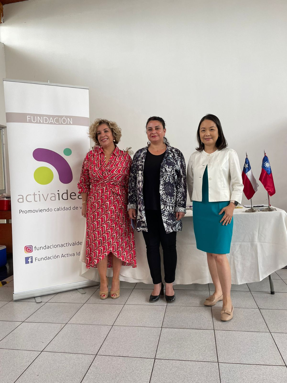 La D.G. Liu junto con la alcaldesa de Cerillos,Sra. Lorena Facuse Rojas y la presidenta de Fundación Activa Ideas,Sra. Sandra Reyes Tapia 