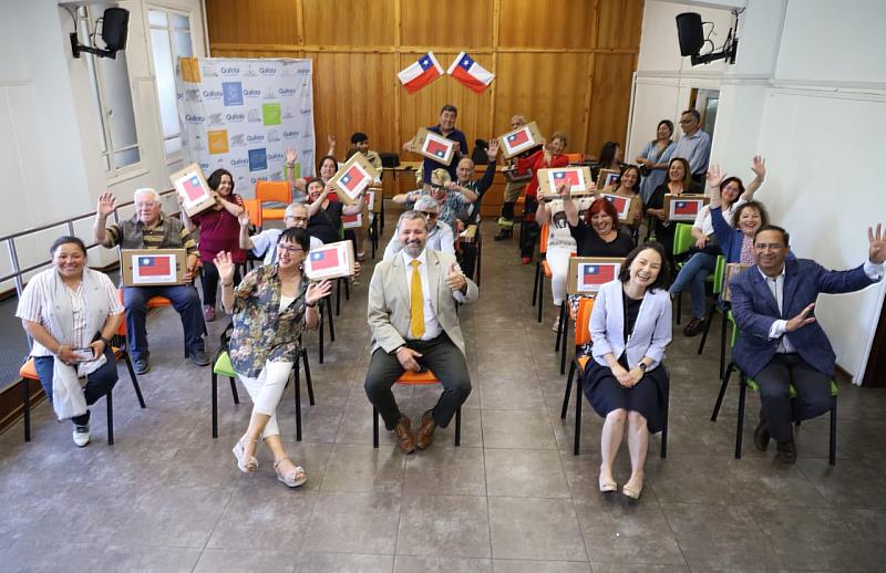La D.G. Liu, junto con a la Diputada Carolina Marzán, y los alcaldes y los representantes de las entidades beneficiadas