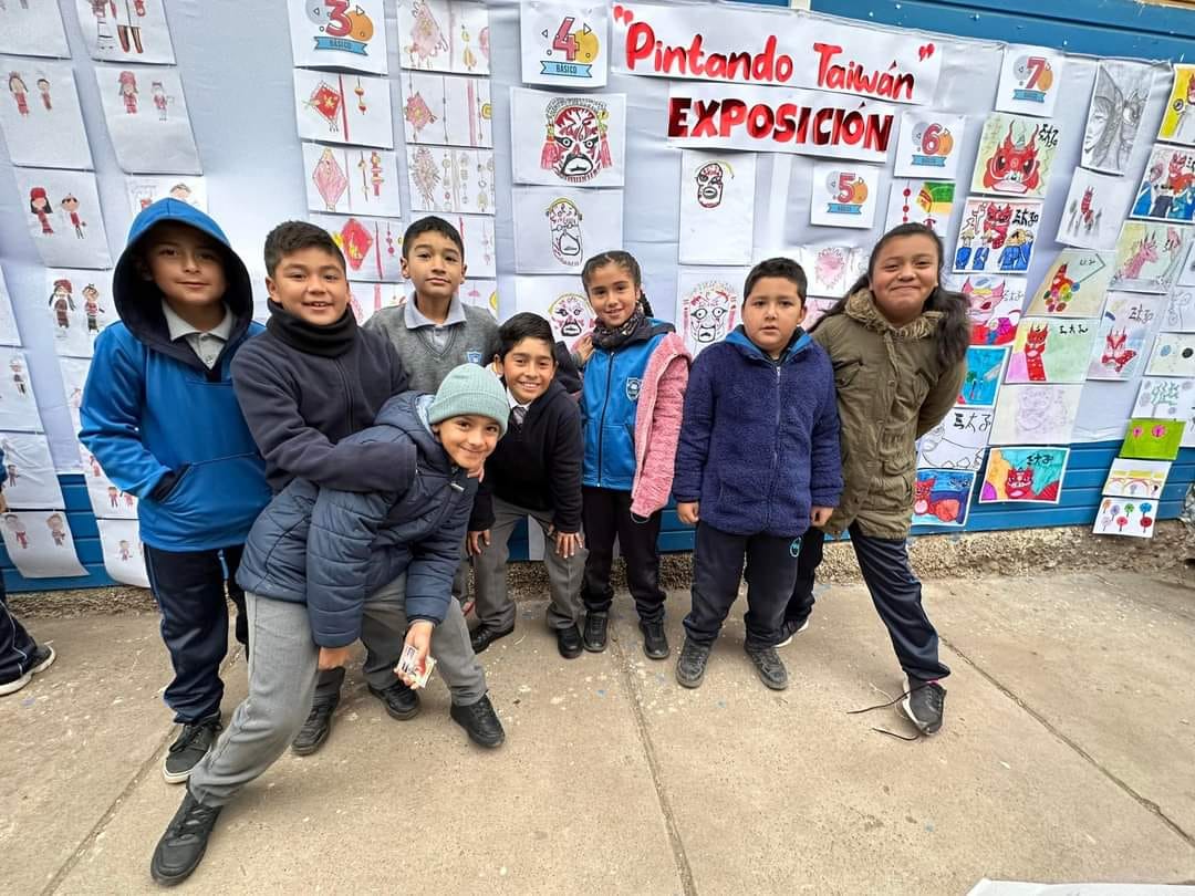 Los niños expresaron su creatividad artística mediante su ilustración de Taiwán. 