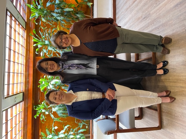 La Representante Verónica Kuei en un feliz encuentro con la Embajadora de Guatemala, S.E. Reagan Vega Santizo (izq.) y la Embajadora de Honduras, S.E. María Antonia Navarro Bustillo (der.)