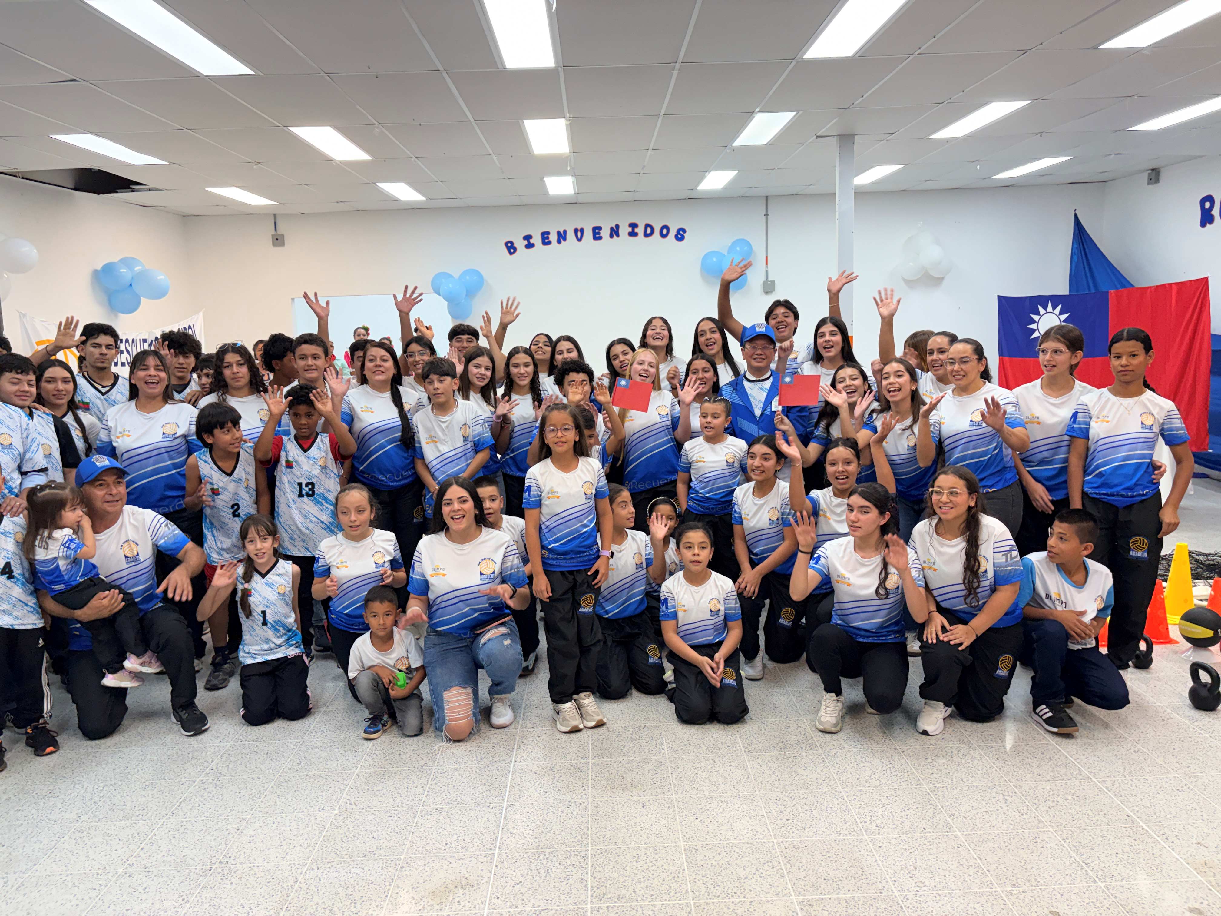 朱代表與Amadeus排球俱樂部青少年球員大合影