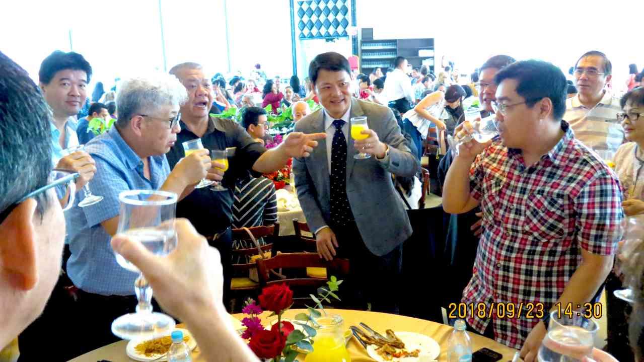 駐厄瓜多鄭代表力城向與宴僑胞致意