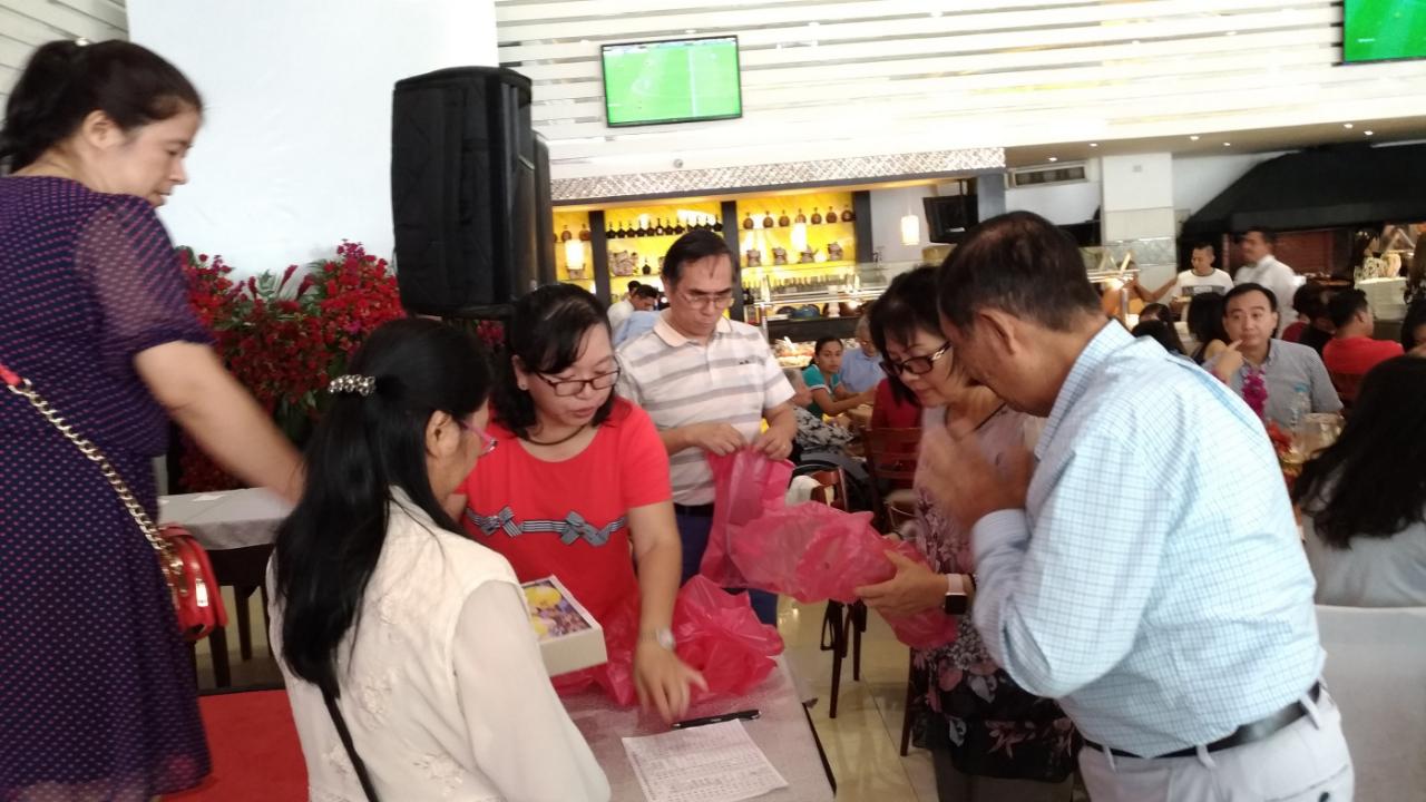 「惠夜基自由華僑協會」會員喜獲應景月餅禮盒