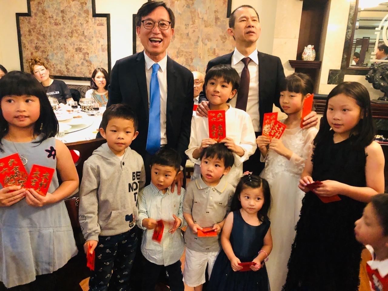 莊代表與厄京華僑公會會長兼僑務顧問黃文宏致贈兒童壓歲金