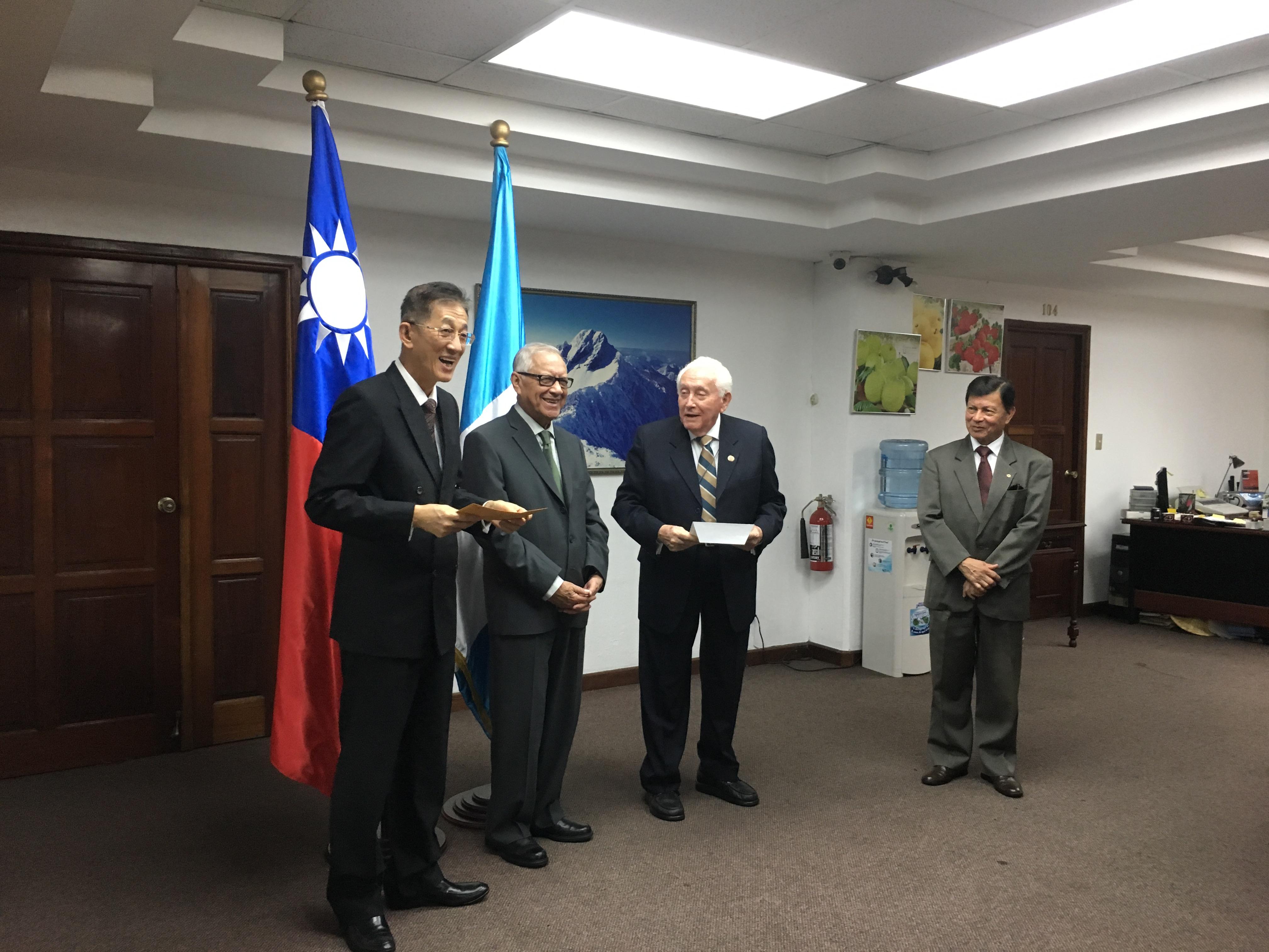 駐館賴大使建中、和平及民主基金會長卡皮佑（左立者）及前總統兼中美洲議會議員馬多納多(中立者)共同主持「憲法與我師資培訓計畫第五階段」捐贈儀式。