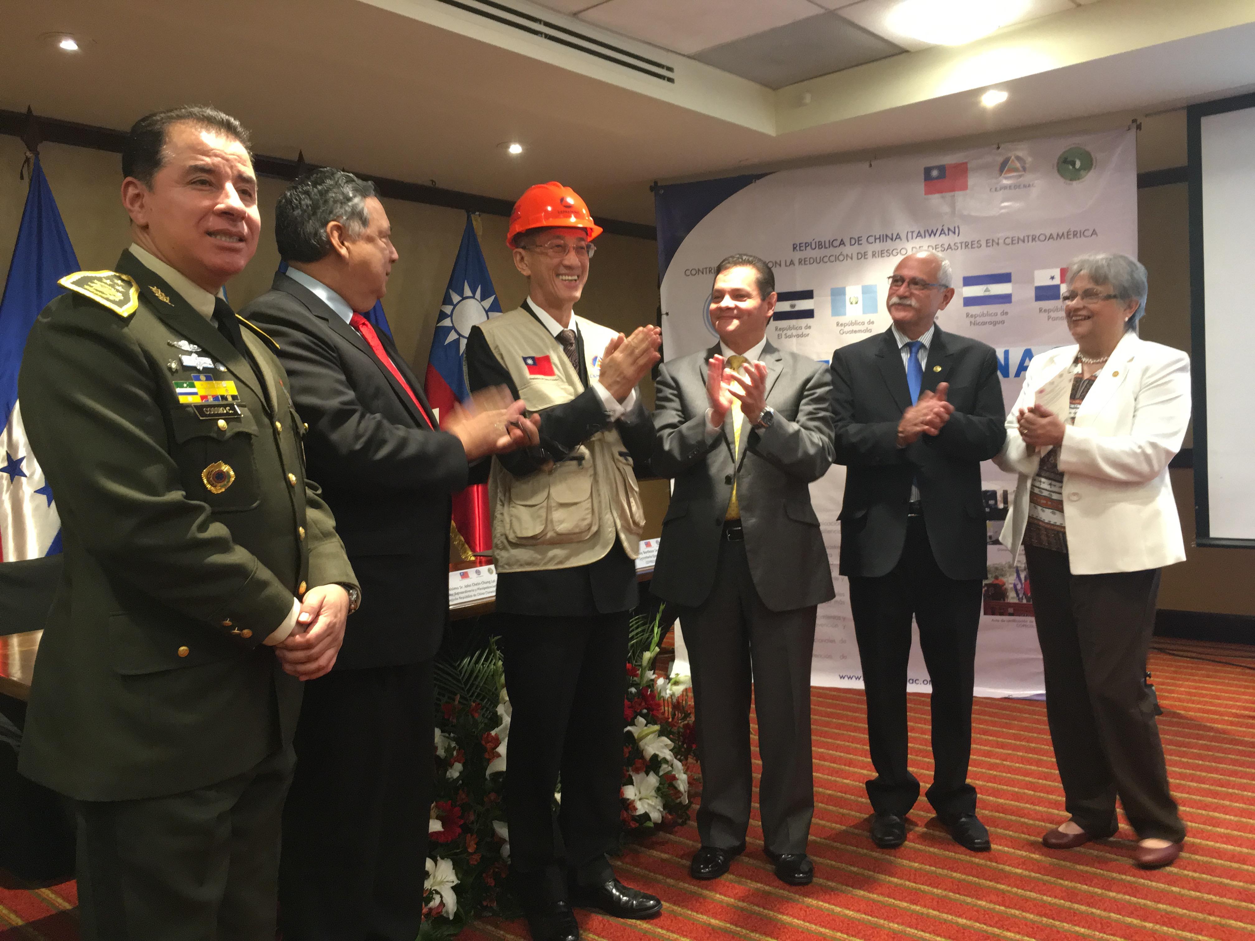 中美洲區域災難預防中心(CEPREDENAC)執行秘書Roy Barboza（右3）、瓜國家防治災害協調中心(CONRED)執行長Sergio García（右2）、賴大使（左3）與與會貴賓合影。