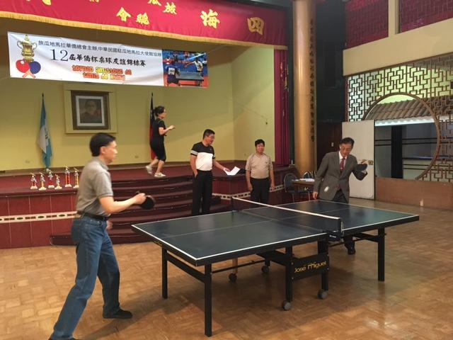 賴大使與華僑總會陳會長國煒共同主持開球儀式