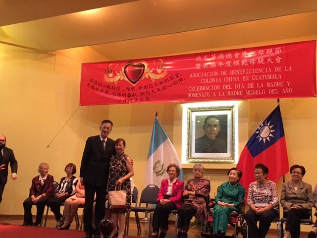 賴大使建中致贈紀念品予模範母親