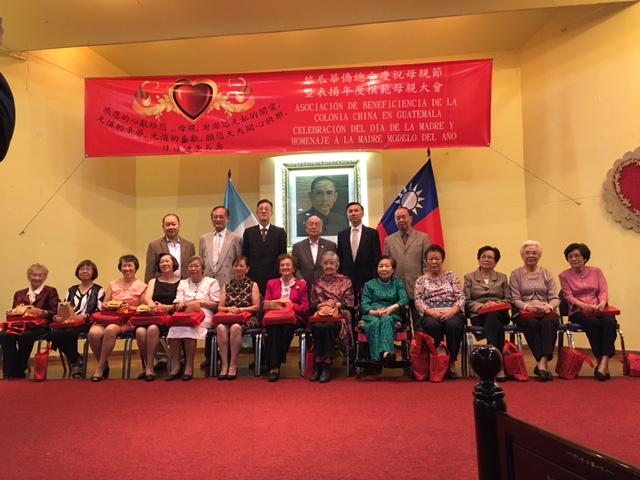 賴大使與歷屆模範母親及本年度模範母親合影