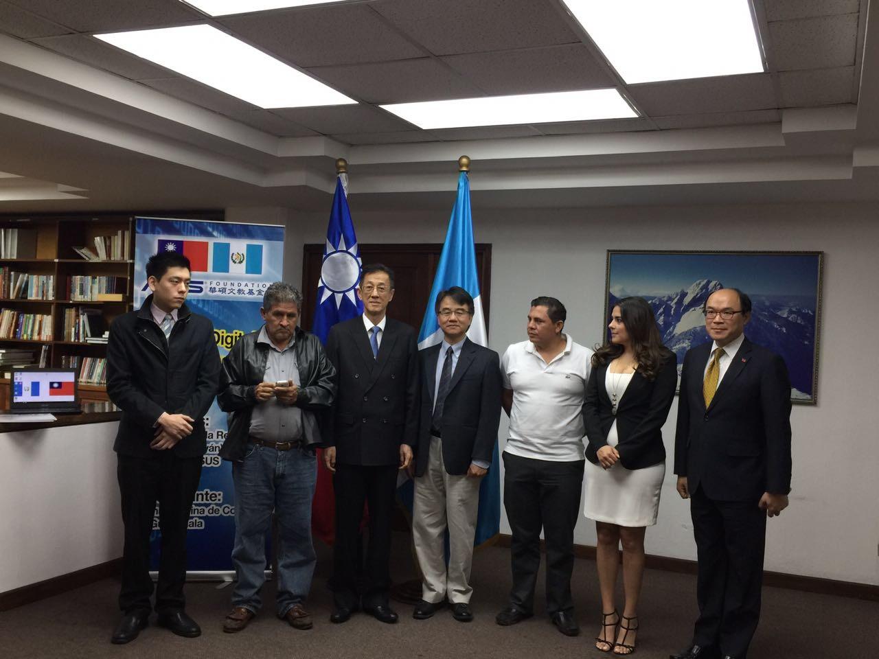 捐贈瓜國Jutiapa省學校及青年委員會，賴大使（左3）與華碩公司代表謝惠仁先生（左4）、青年委員會主委Edgar Chin（左1）及國會議員Patricia Sandoval合影
