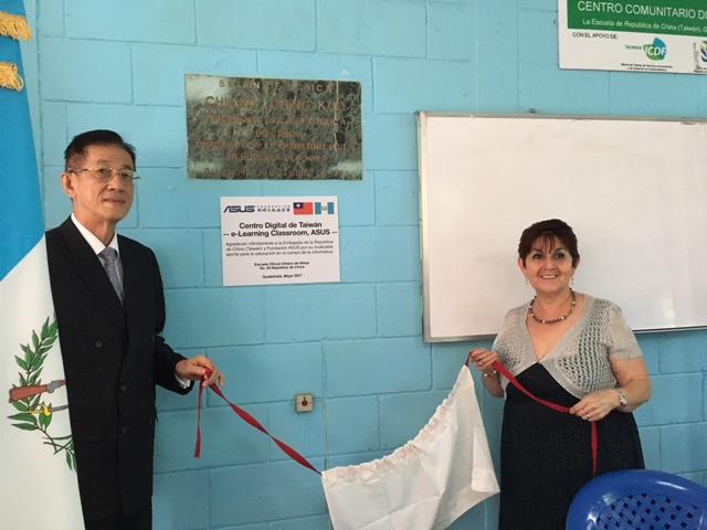 賴大使與中華民國小學校長Amada de Carraza共同為華碩電腦教室啟用揭牌