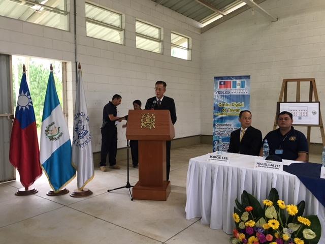 賴大使主持捐贈瓜國總統府行政事務暨安全局華碩電腦活動