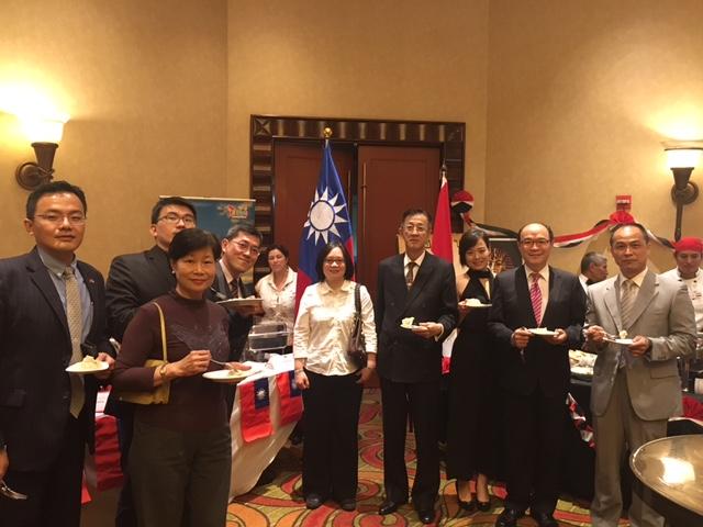 賴大使(右4)偕同仁在本館美食展攤位前留影