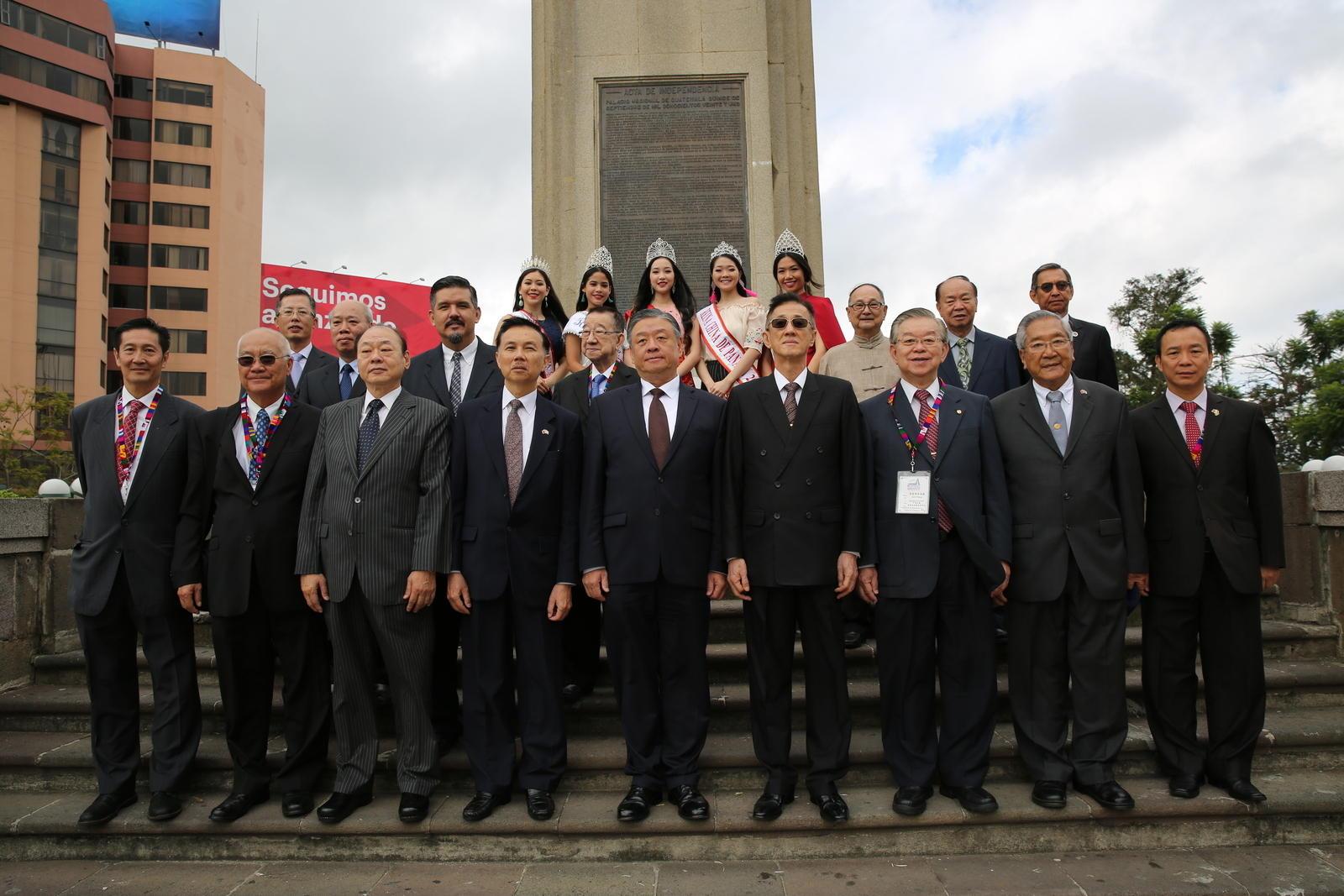 賴大使(右4)、呂副委員長(右5)及各國僑領代表與華僑小姐於瓜京Obelisco廣場之獨立英雄紀念碑前合影（照片由George Kuan提供）