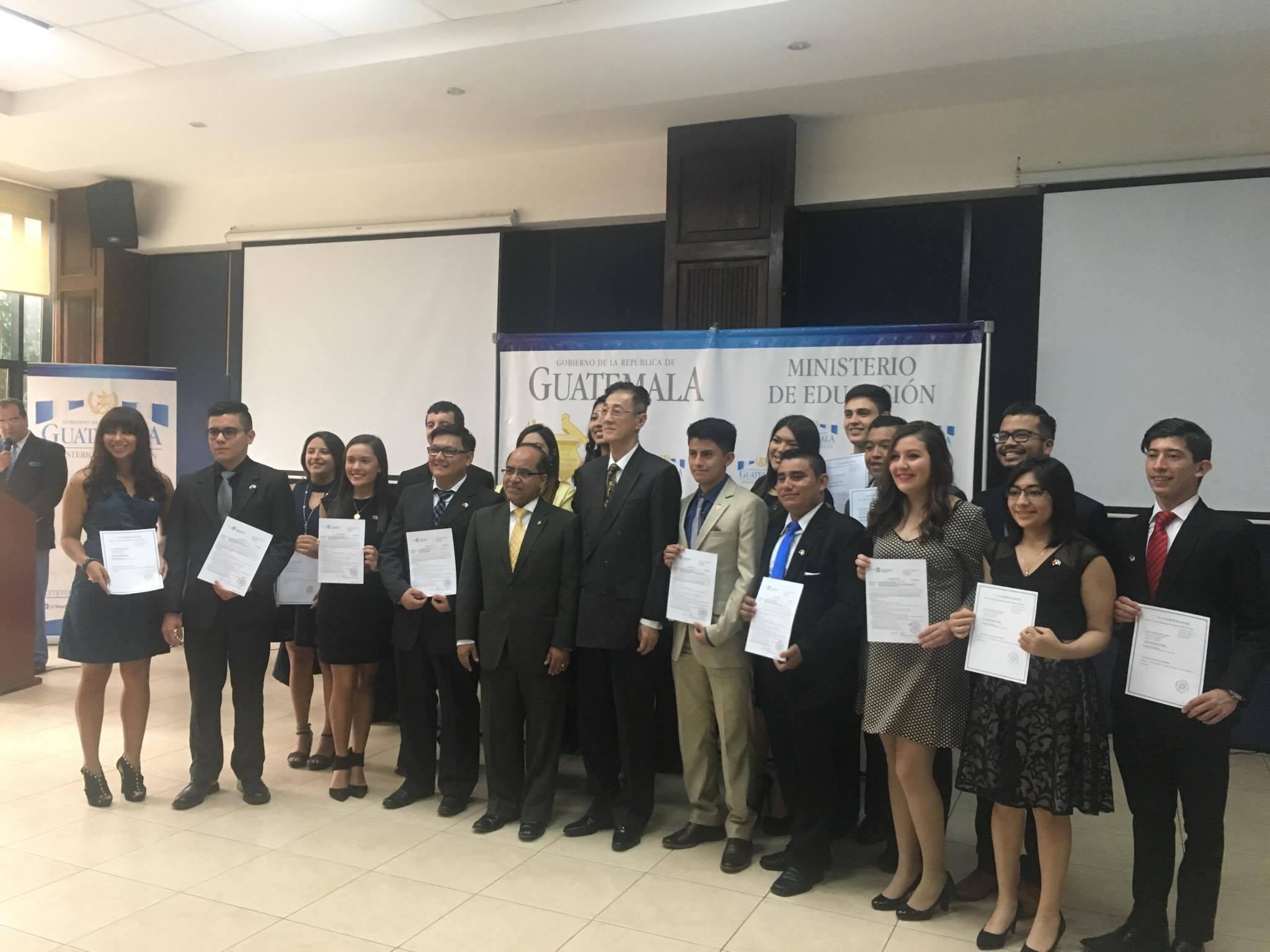 賴大使及羅培斯教育部長與瓜國獎學金生合影