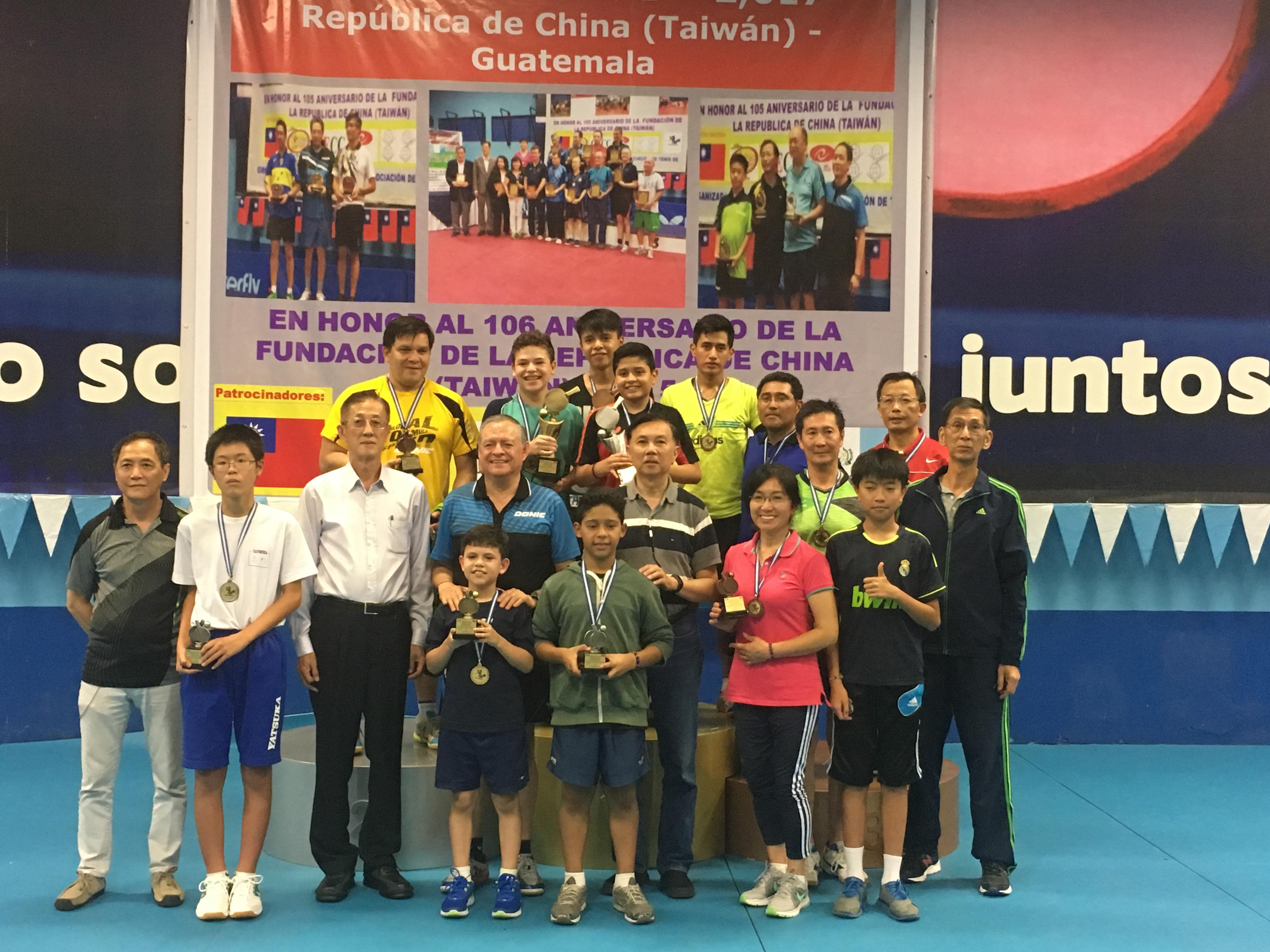 賴大使（第一排左3）與球賽優勝者合影