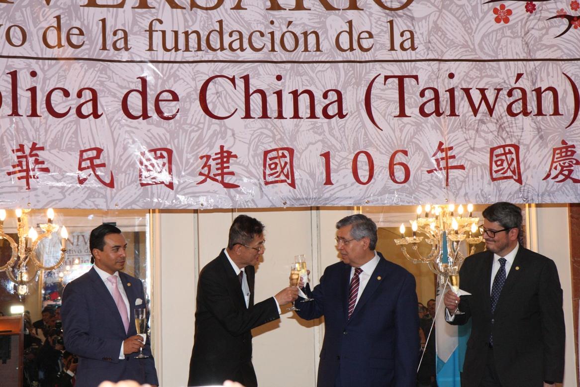 賴大使與外交部次長Pablo García、卡培拉副總統及外交部政務次長Estuardo Roldan舉杯祝賀（由左至右）