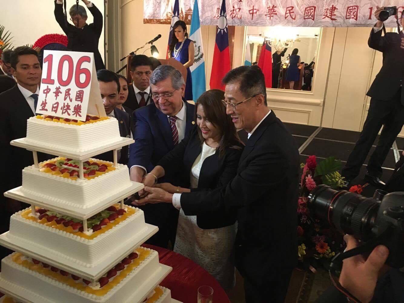 賴大使與瓜國卡培拉副總統及第一夫人瑪洛晶女士等貴賓共同切國慶蛋糕
