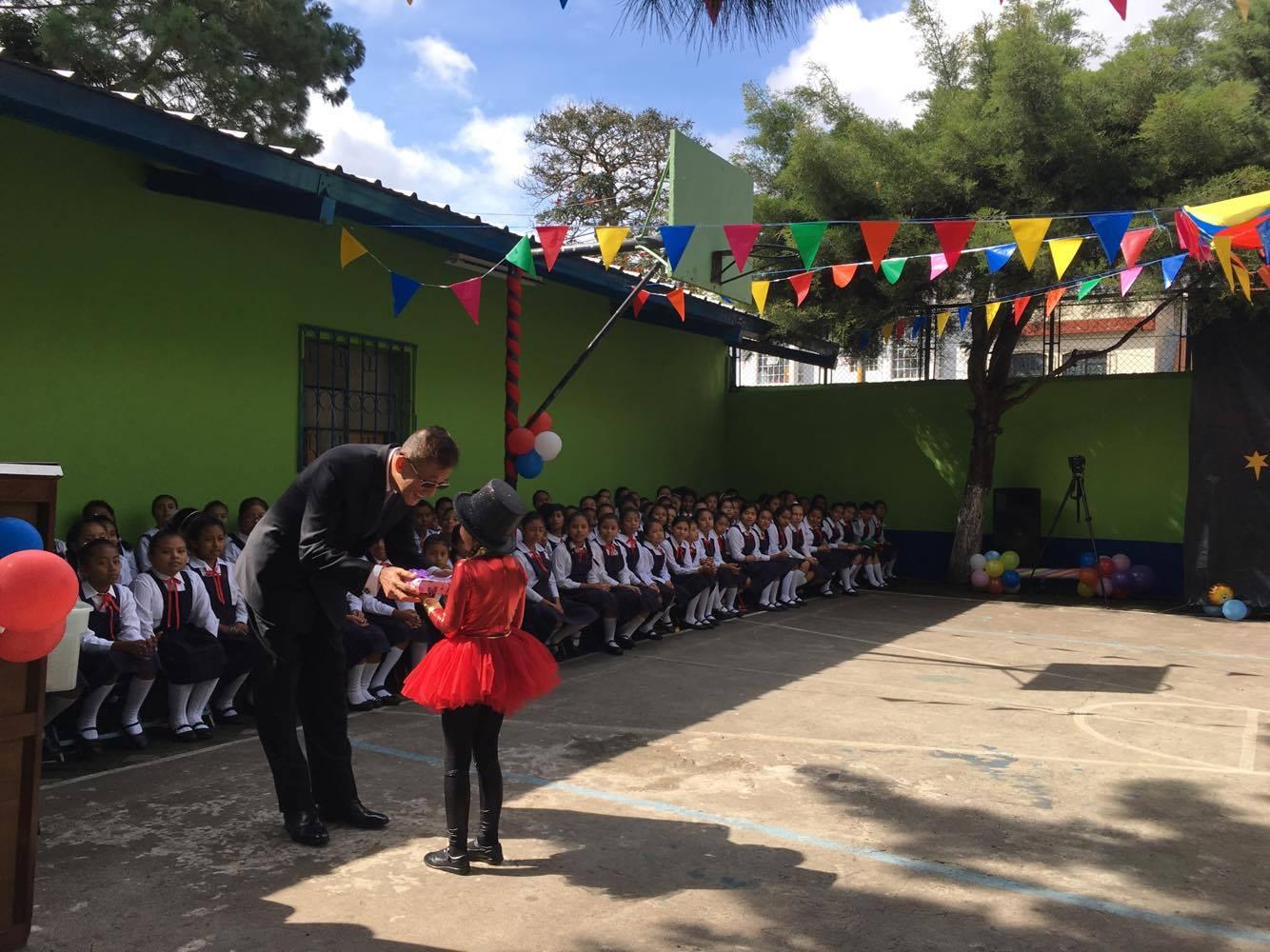 賴大使頒獎予該校各年級優秀學生代表