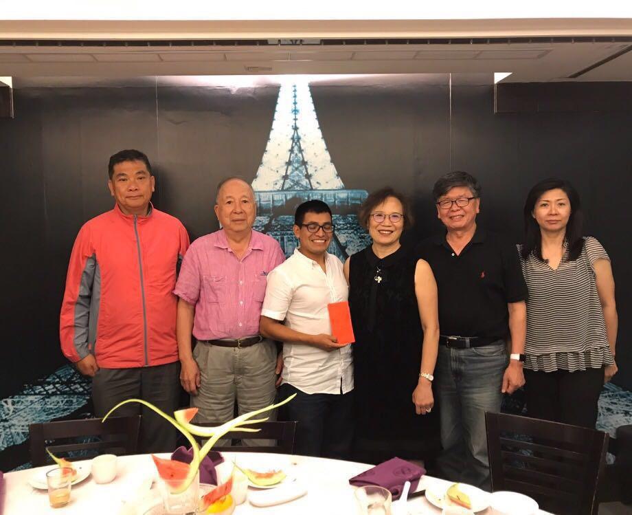 Hugo Sanic同學（左3）與資助他完成學業之善心僑胞合影。