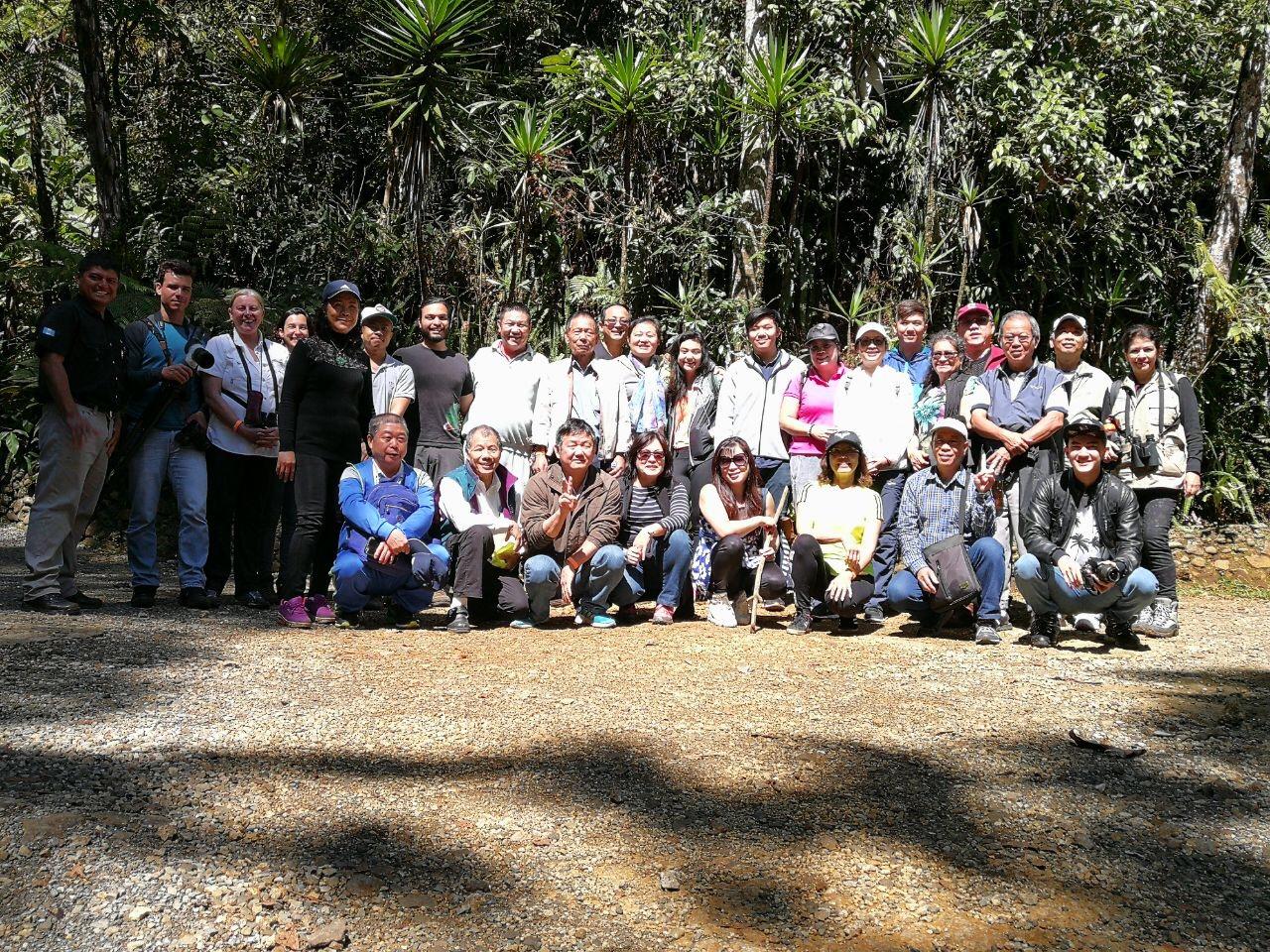 瓜國台商會舉辦自然生態旅遊活動及全體在參訪園區內合影