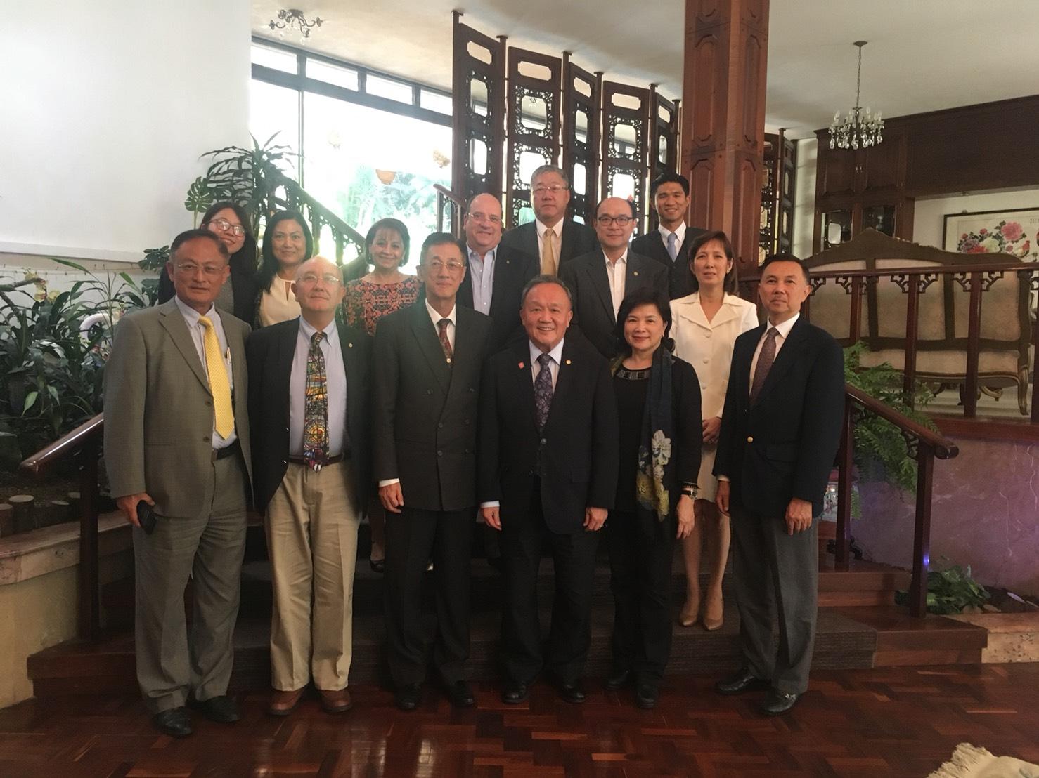 本館賴大使建中（第一排右4）於職務宿舍午宴國際扶輪社黃前總社社長其光夫婦（第一排右3及2），與宴人員合影