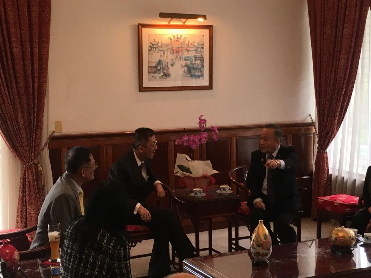 與宴人員交談寒喧