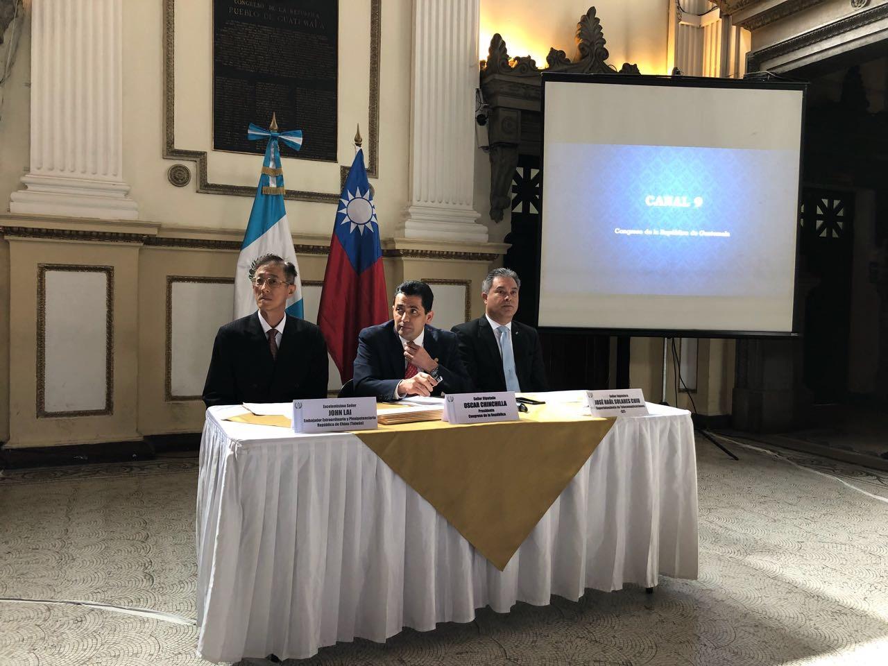 賴大使（左1）與瓜國國會議長Oscar Chinchilla（中）及交通部通訊傳播委員會主委
José Raúl Solares Chiu（右1）觀看播出情形