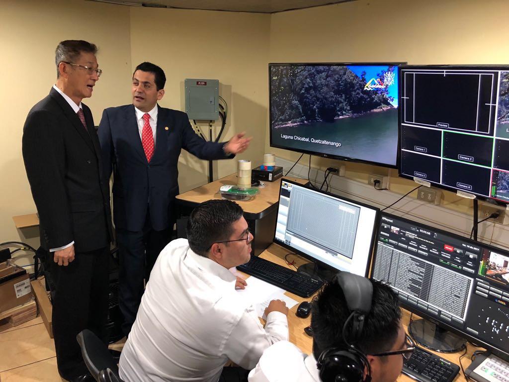 賴大使與瓜國國會議長Oscar Chinchilla巡視國會電視台控制室