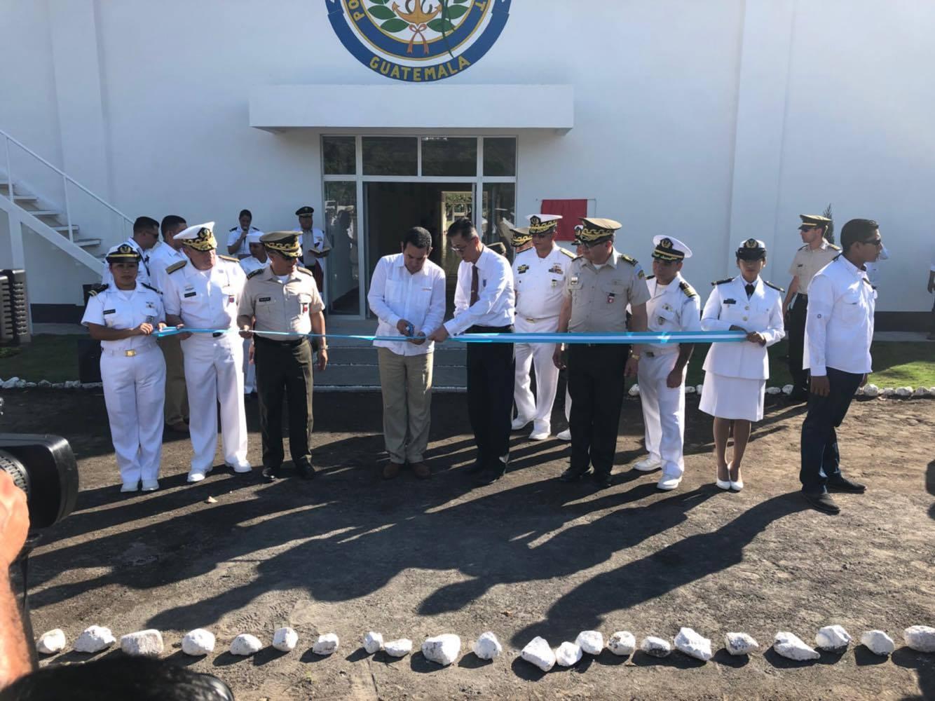 瓜國莫拉雷斯總統與賴大使共同為新落成海軍官校校舍落成剪綵