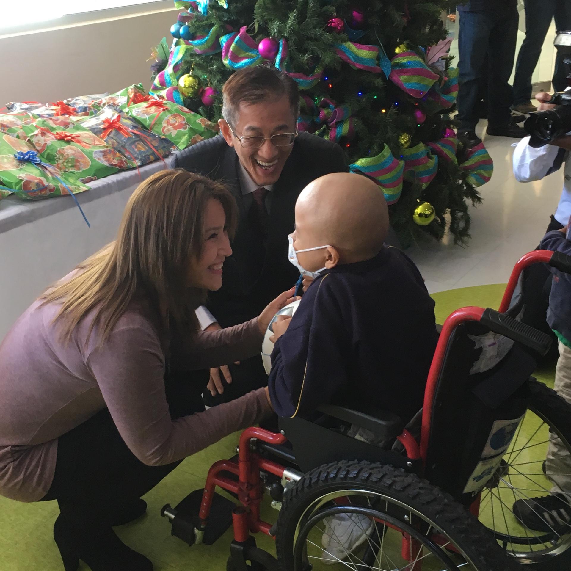 賴大使及瓜國第一夫人共同發送足球予病童 