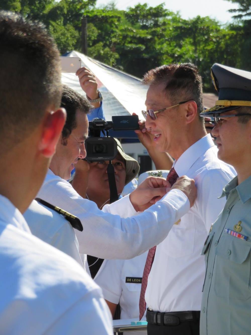 瓜國莫拉雷斯總統頒授賴大使海軍最高榮譽勳章「海軍十字勳章」