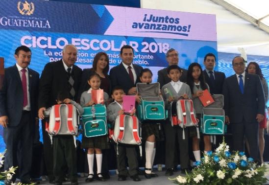 瓜國總統莫拉雷斯(右後四)及第一夫人瑪洛晶女士 (右後三) 等贈送中華民國捐贈之書包予學童